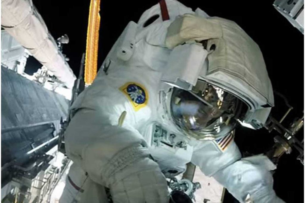 (Video) Astronautas graban su caminata espacial