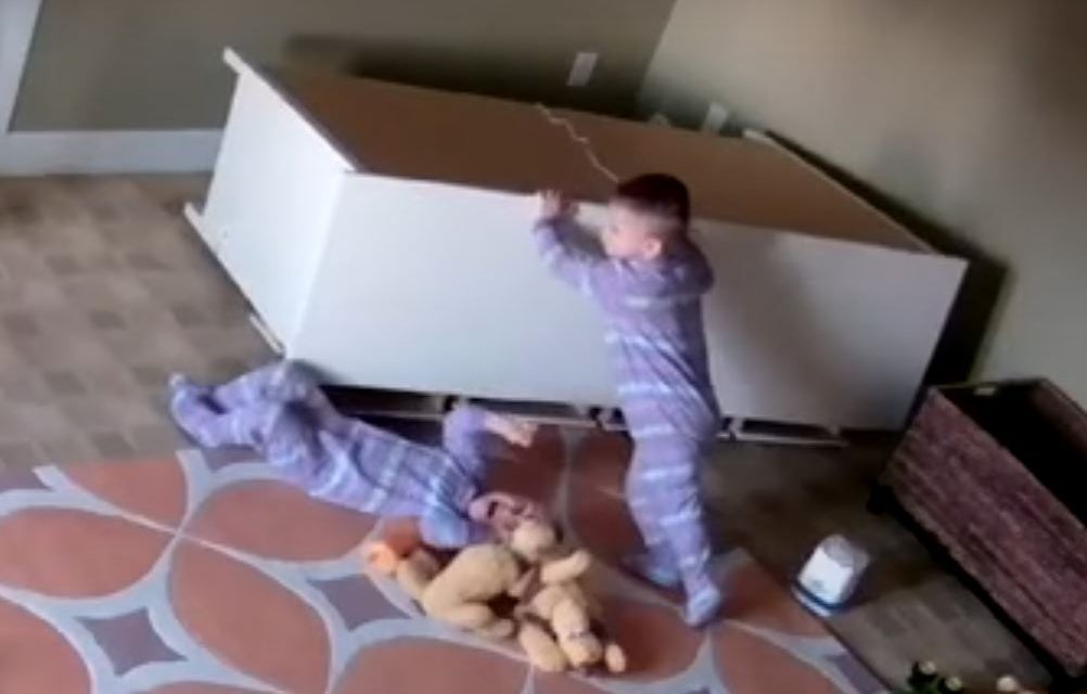 (video) Bebé salva a su hermano al que le cayó un mueble