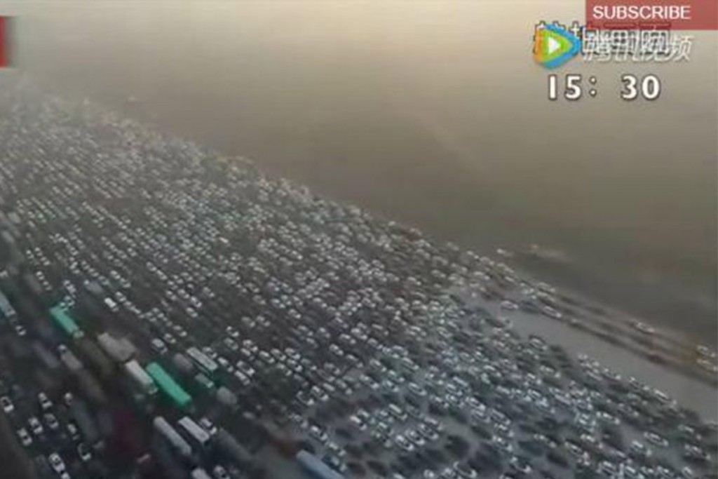 (video) ¡Sólo pasa en China! el terrible atasco vehicular registrado desde un dron