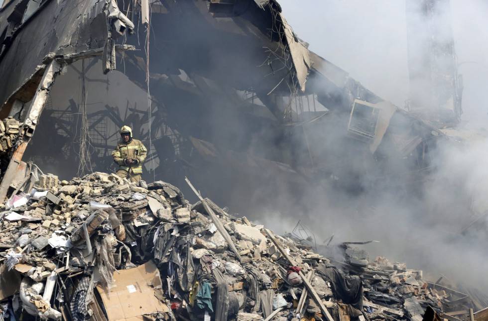 Teherán, derrumbe de edificio tras incendio