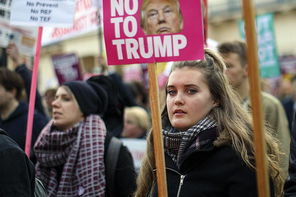 (video) En Londres, también marchas vs Trump