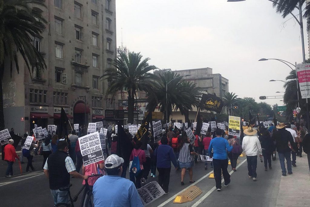 Manifestantes complican tráfico en Bucareli