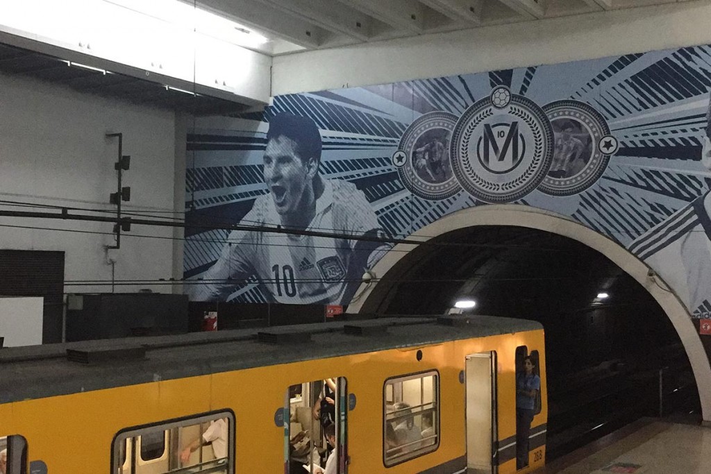 (video) Pasión por Messi, llega al metro argentino
