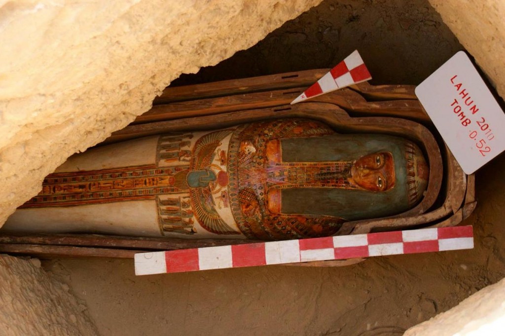 Arqueólogos descubren doce tumbas faraónicas