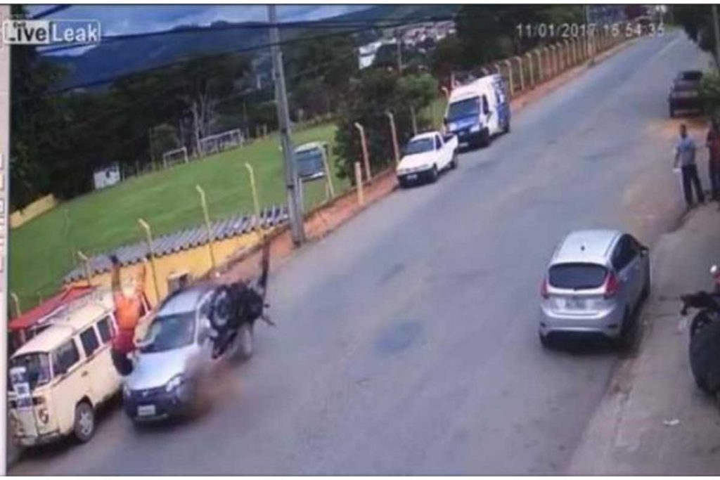 (Video) Motociclista sobrevive a colisión