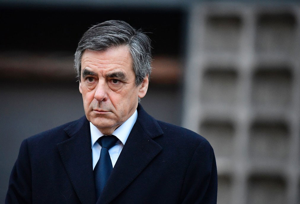 Candidato presidencial francés pide perdón por emplear a su esposa