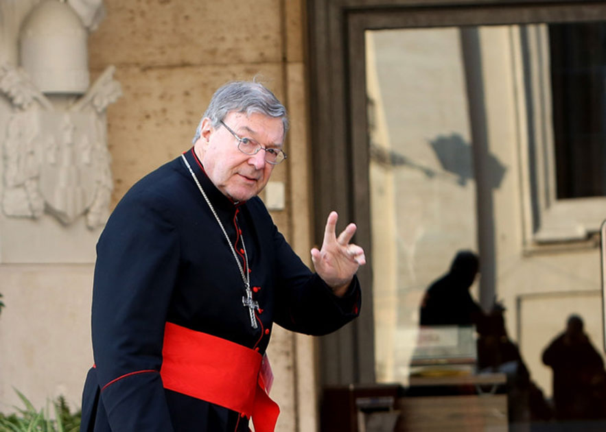Cardenal cercano al Papa niega acusaciones de encubrir abusos