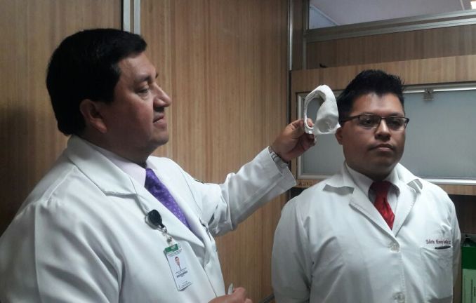 Implantan prótesis cerebral 3D en el IMSS