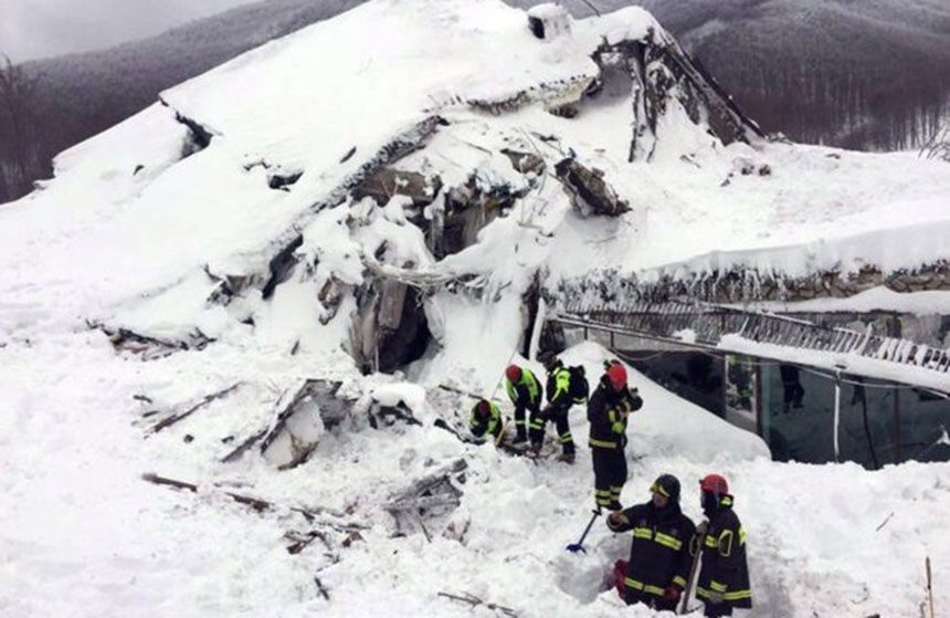 Localizan a seis personas con vida en hotel sepultado por la nieve