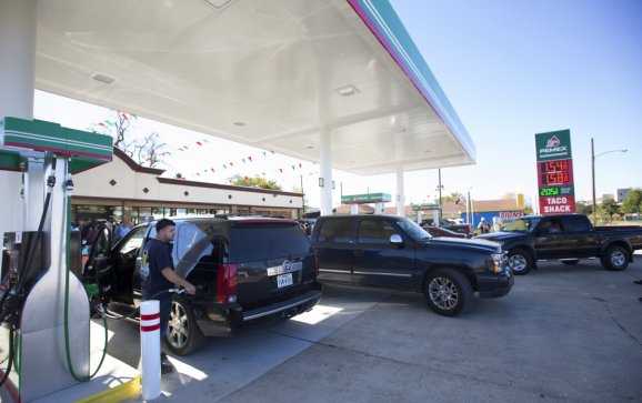 Pemex vende gasolina más barata en Houston