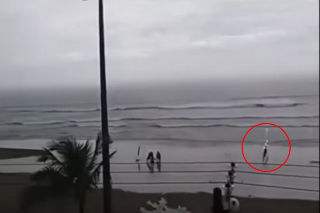 (video) Rayo cae sobre mujer en la playa y sobrevive