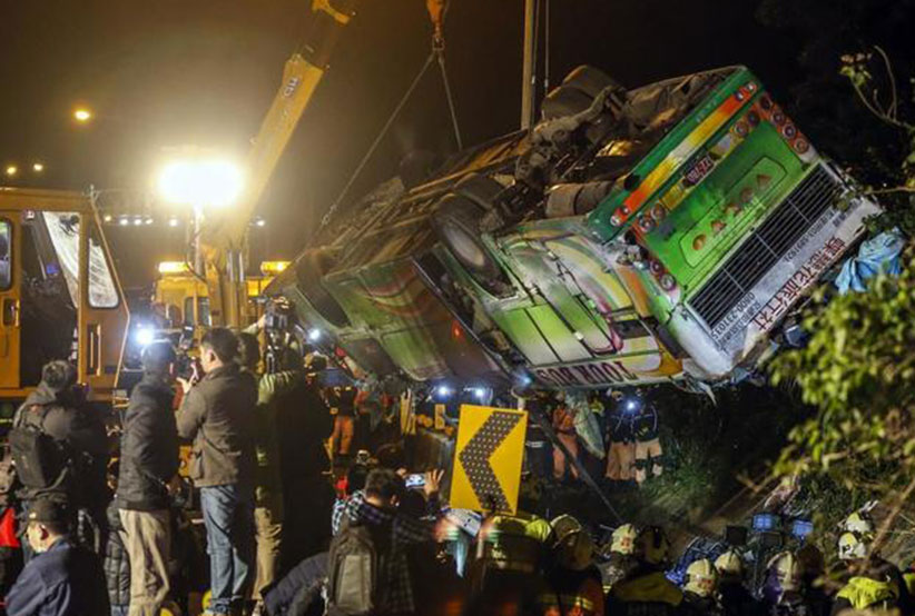Mueren 32 personas durante accidente de autobús turístico en Taiwán