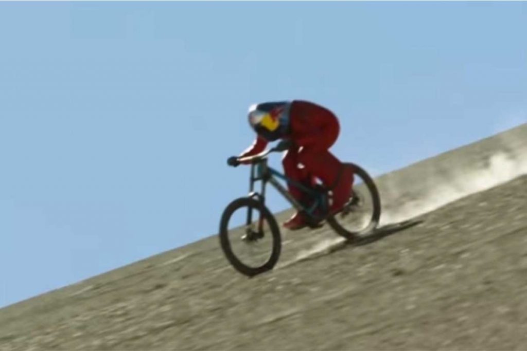 (Video) En bicicleta de montaña impone récord