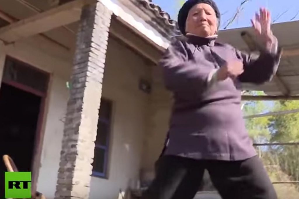 (video) A sus 94 años, es experta en kung fu