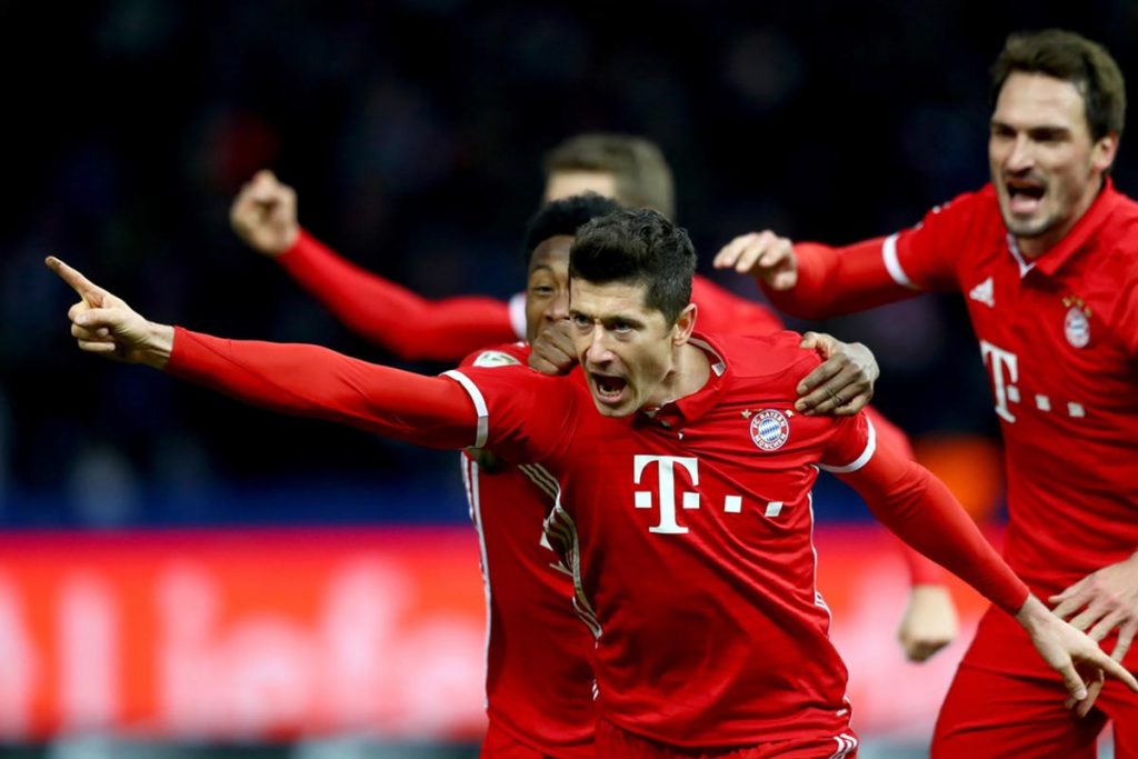 Lewandowski rescata triunfo para Bayern