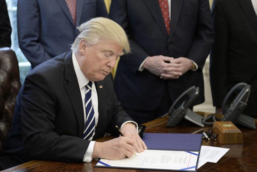 Trump firmará este lunes una nueva versión de su decreto migratorio