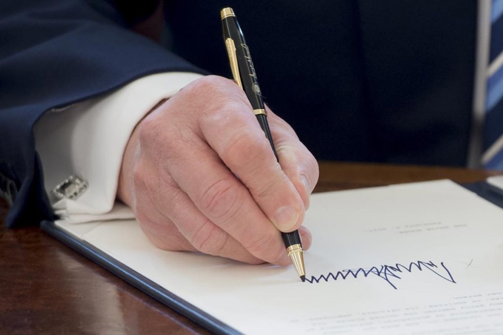 Trump firmará nuevo decreto migratorio, este lunes