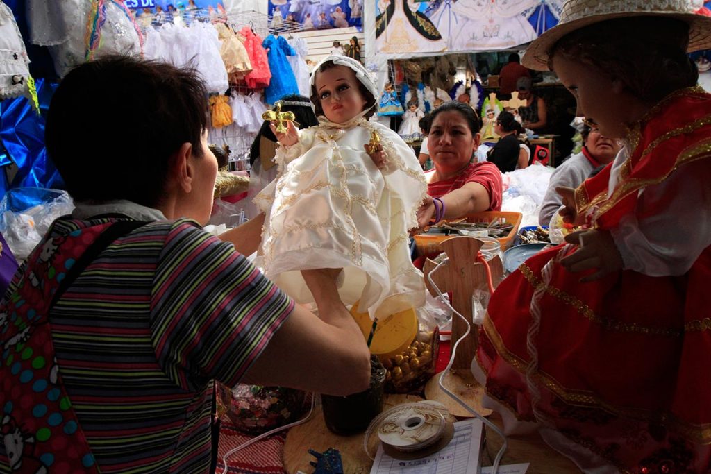 (video) La tradición de vestir niños Dios