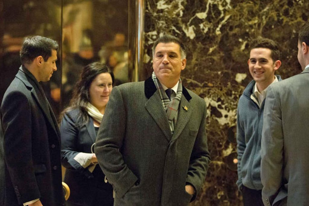 Vincent Viola, renuncia a equipo de Trump
