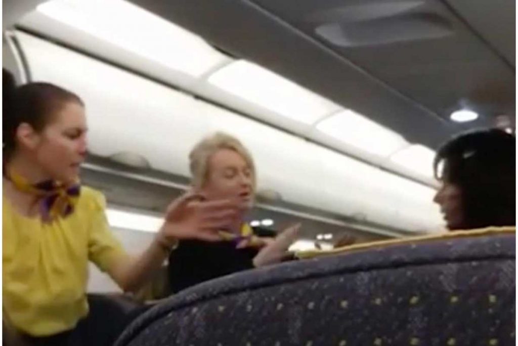 (Video) En pleno vuelo se disputan un asiento