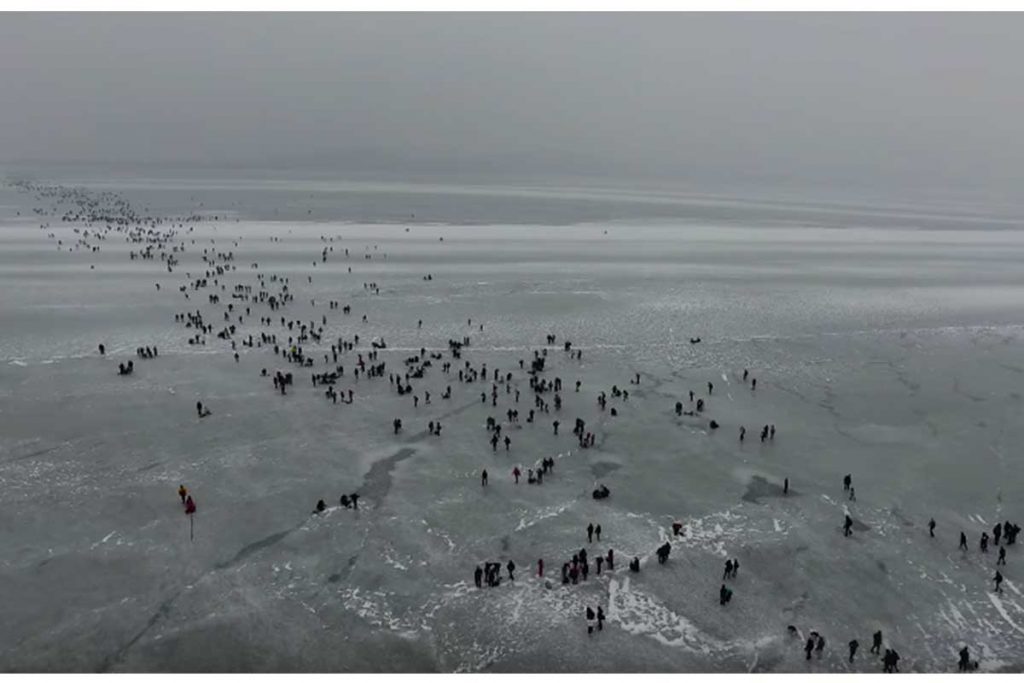 (Video)  8,000 personas cruzan lago congelado en Hungría