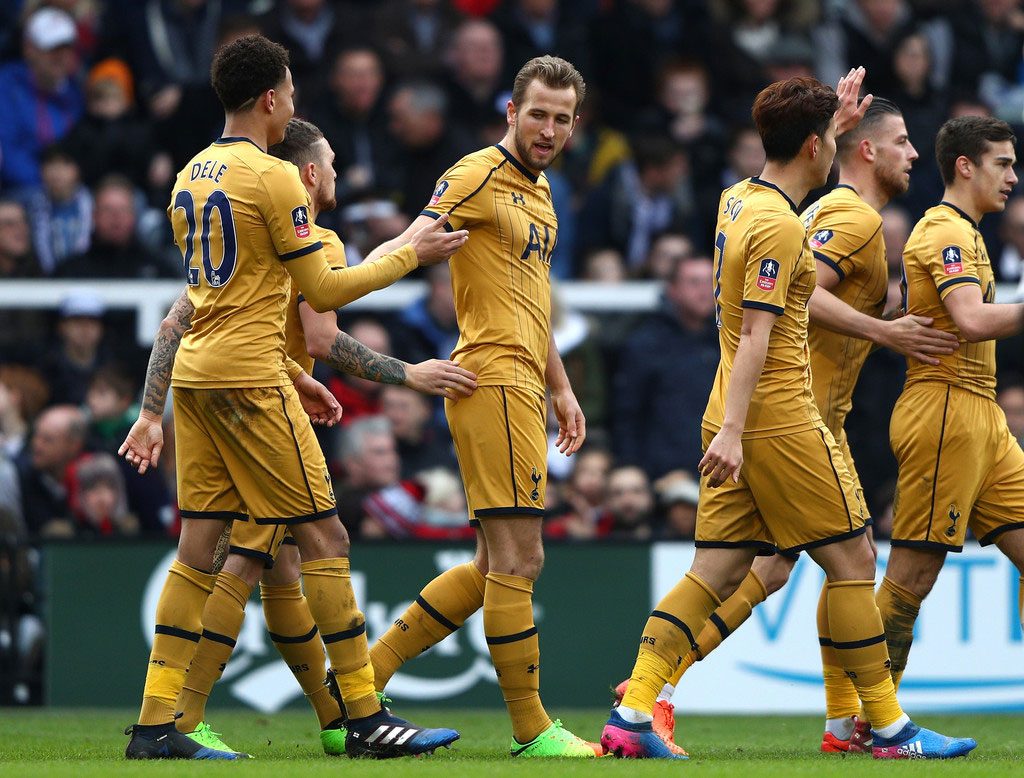 Triplete de Kane y vence el Tottenham Hotspur