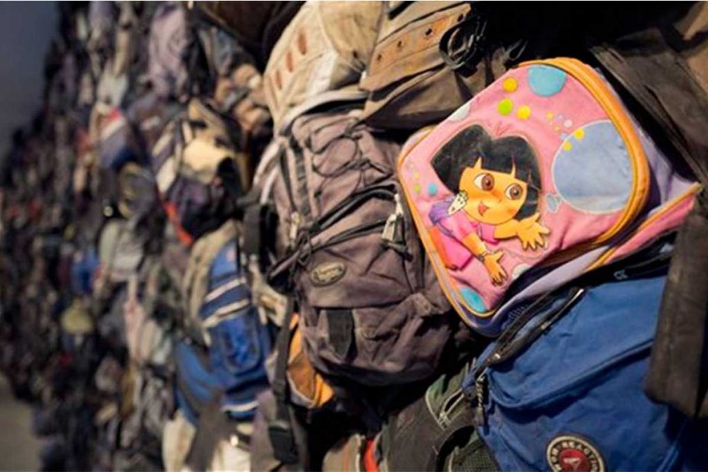 NY: Exhibe muro con mochilas de inmigrantes