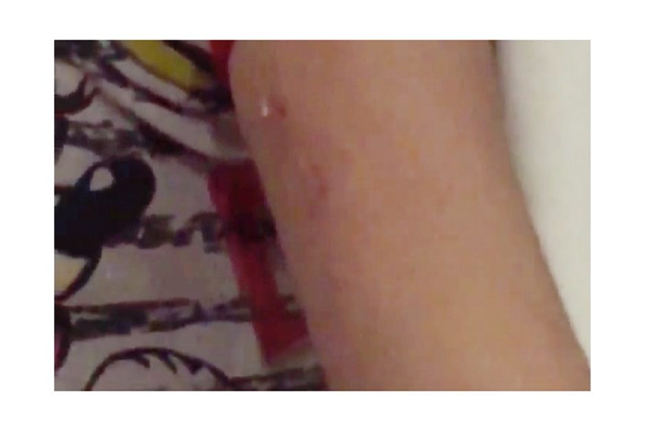 (VIDEO) Empleada de Cinemex expulsa violentamente a niña