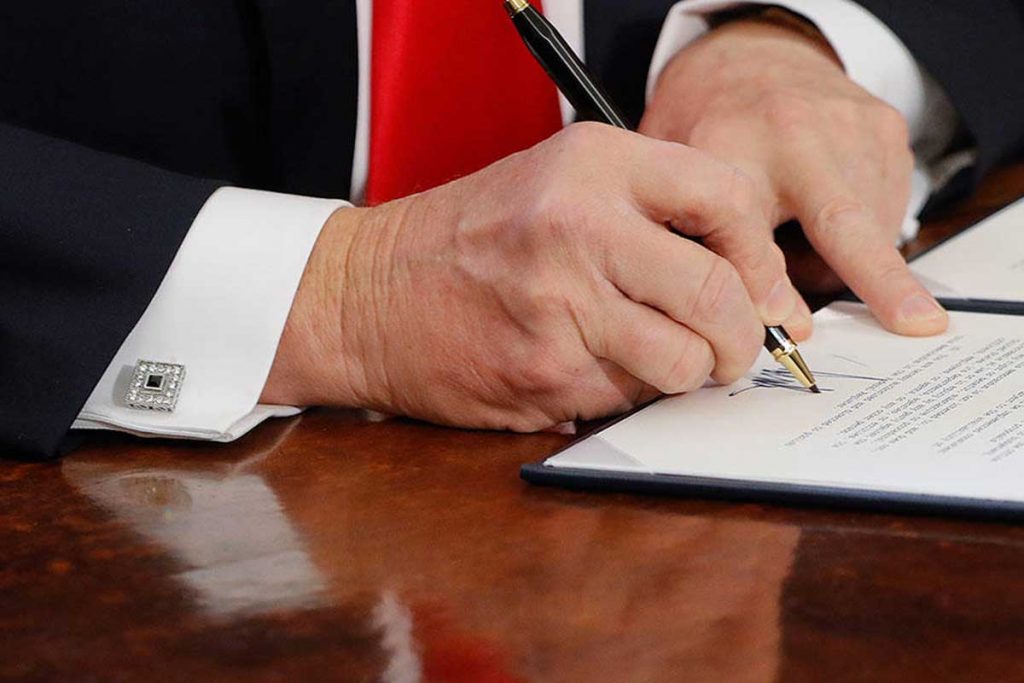 Trump firma ordenes ejecutivas y regala plumas