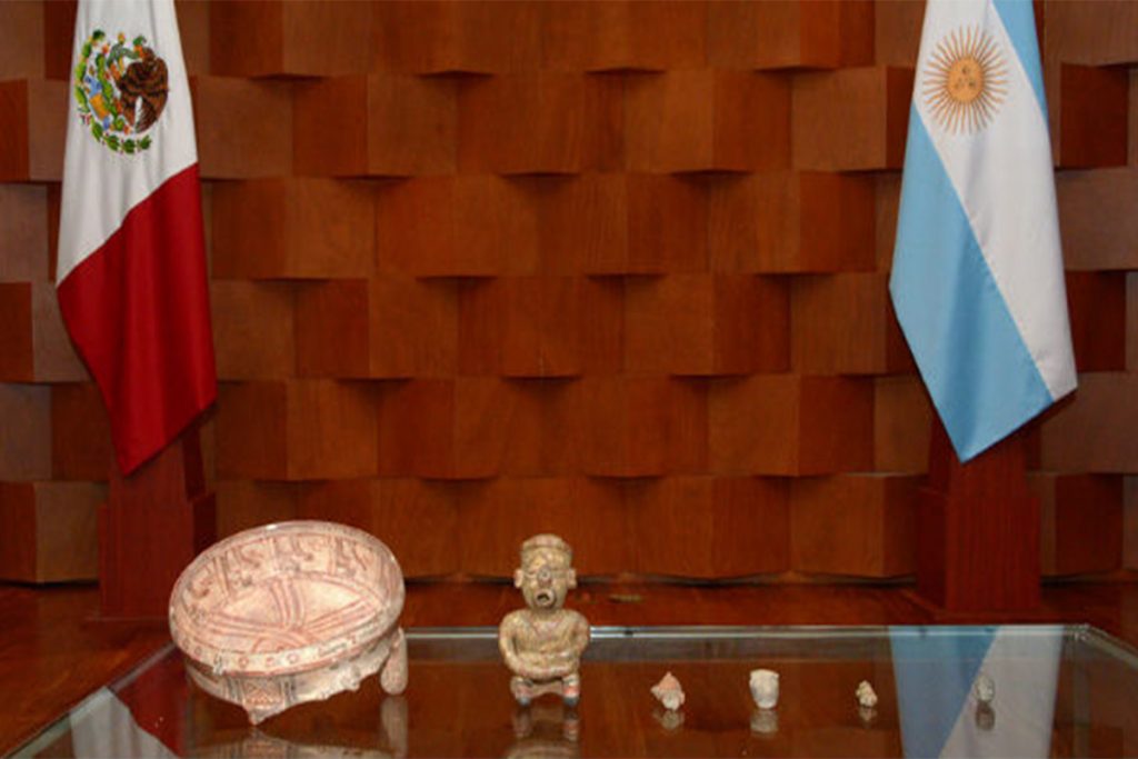México recibe piezas prehispánicas decomisadas en Argentina