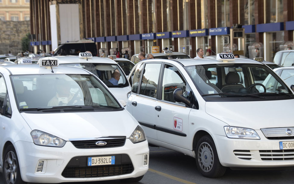 Taxistas paralizan el centro de Roma en protesta contra Uber