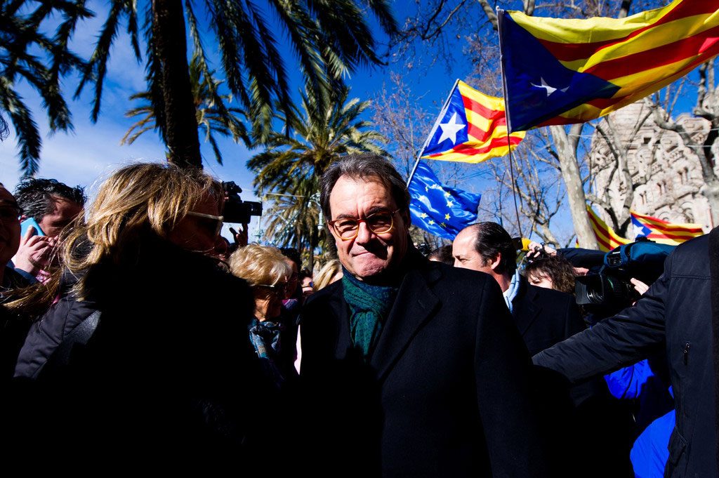 Expresidente catalán Artur Mas es condenado a dos años de inhabilitación