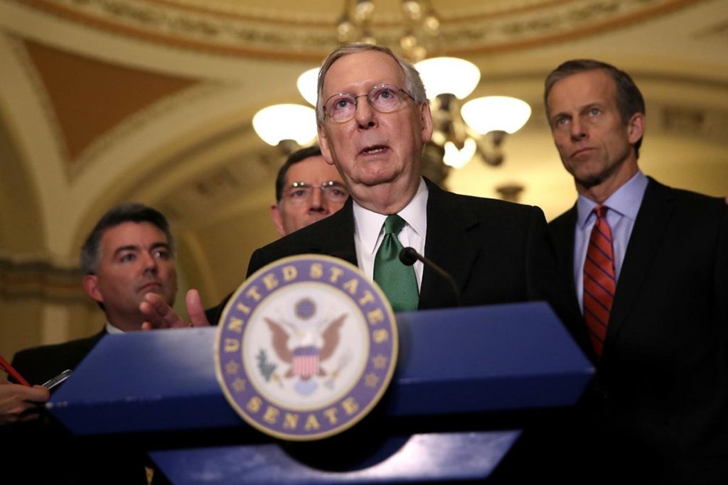 «Balde de agua fría» de McConnell a Trump