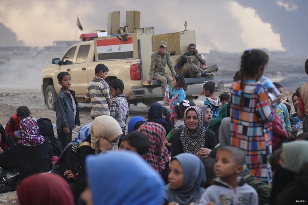 Huyen despavoridos civiles por combates en Mosul y Siria