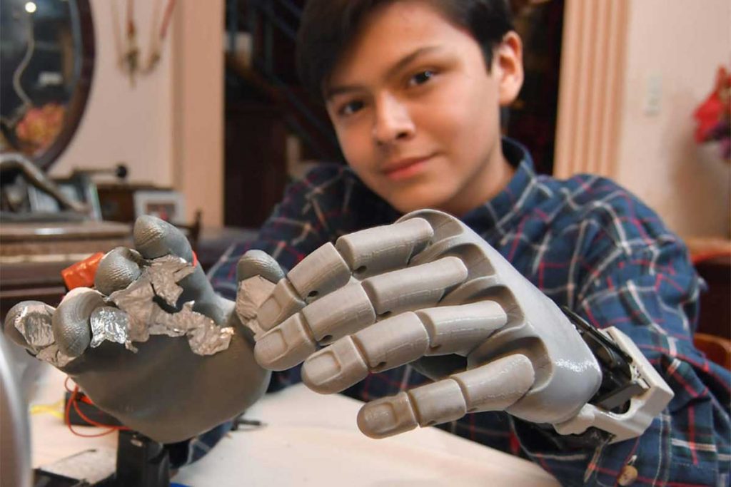 Niño fabrica su propia mano robótica en impresora 3D