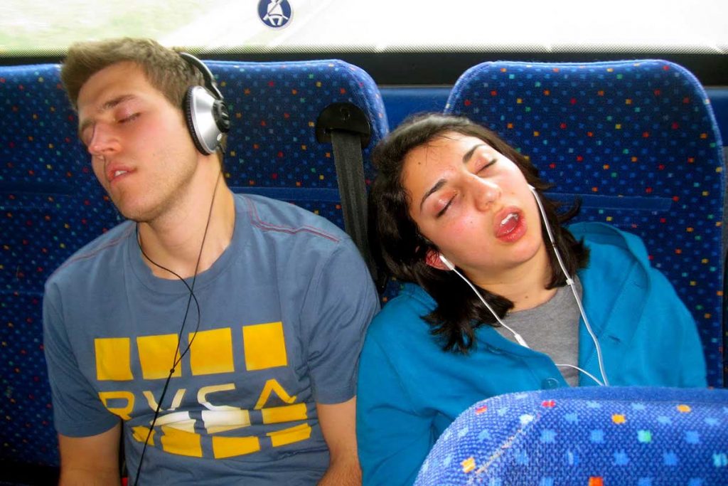 ¿Te duermes en el transporte público? Revisa tus hábitos del sueño