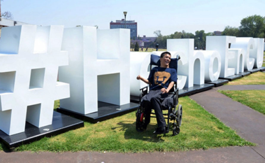 Joven con parálisis cerebral se titula en la UNAM con programa de inclusión