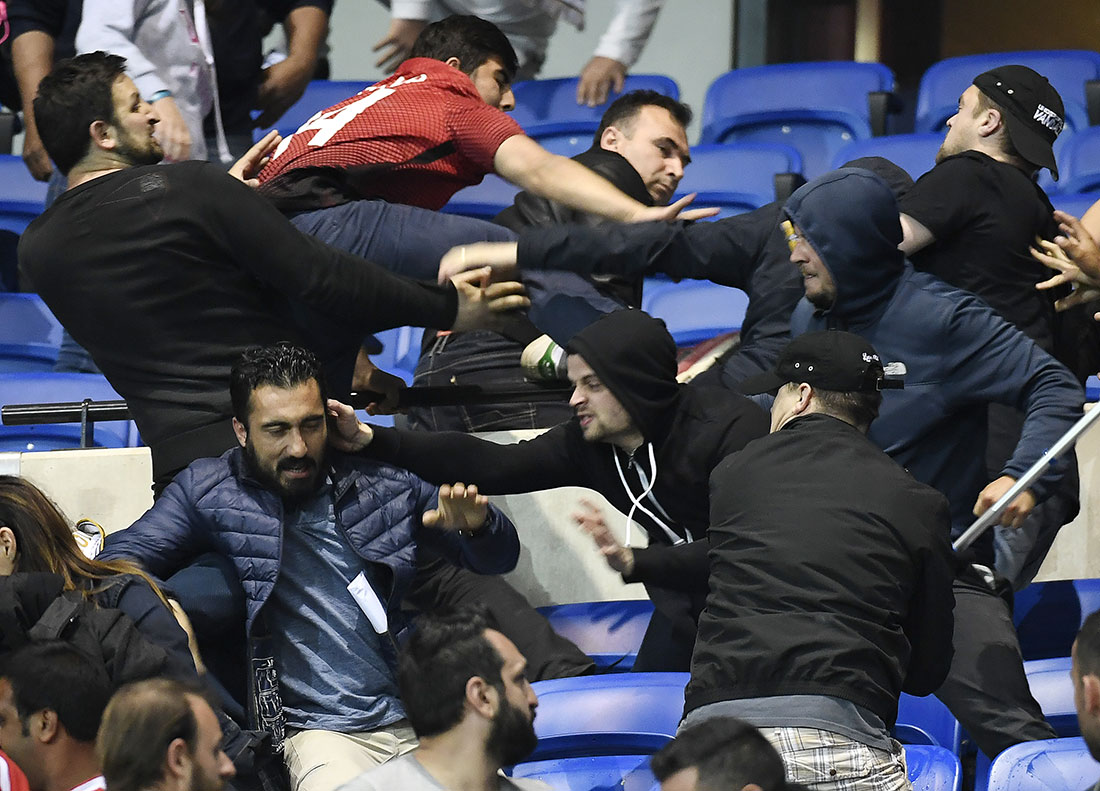 Si hay incidentes en dos años, UEFA excluirá a Lyon y Besiktas