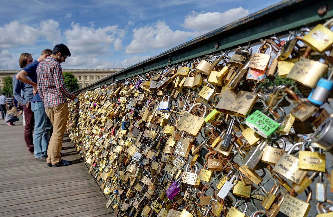París quiere deshacerse de los ‘candados del amor’