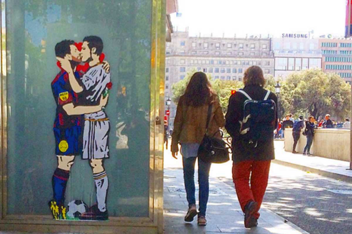 «El amor es ciego», el beso que sacudió a Barcelona