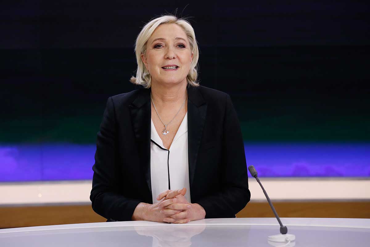 Le Pen por estrategia deja la dirigencia del Frente Nacional