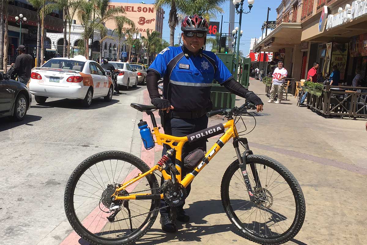 Policía que protege y orienta… ¡en bicicleta!