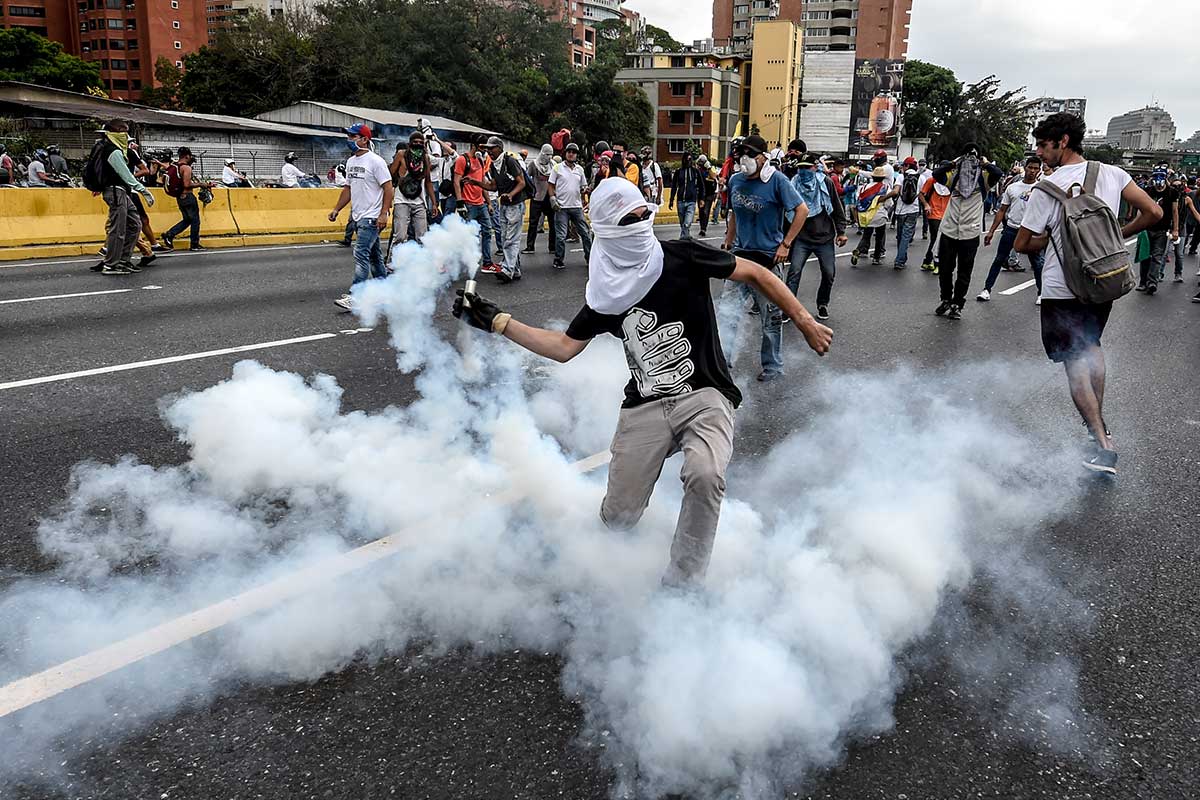 Policía venezolana reprime a oposición con gas lacrimógeno