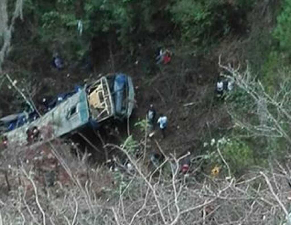 Cae camión a un barranco en Chiapas