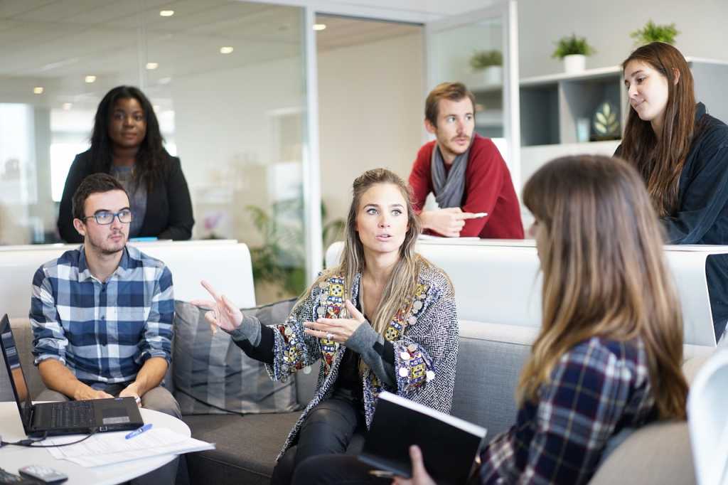 Caen las solicitudes de apoyo por desempleo en EU