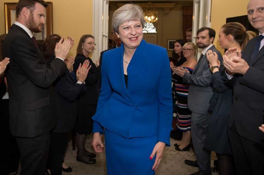 Theresa May sigue con paso firme al Brexit