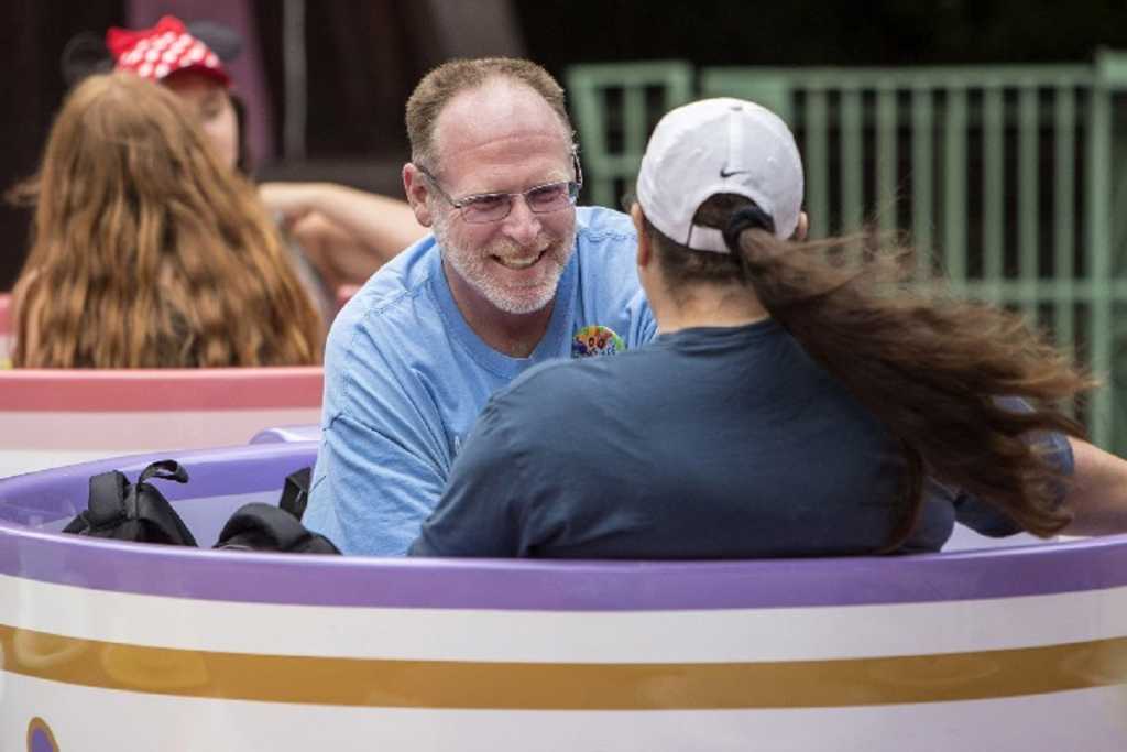 Hombre supera récord al visitar 2 mil veces Disneylandia