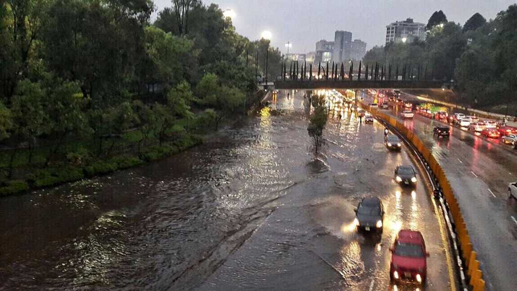 Autos varados en Circuito Interior debido a lluvia