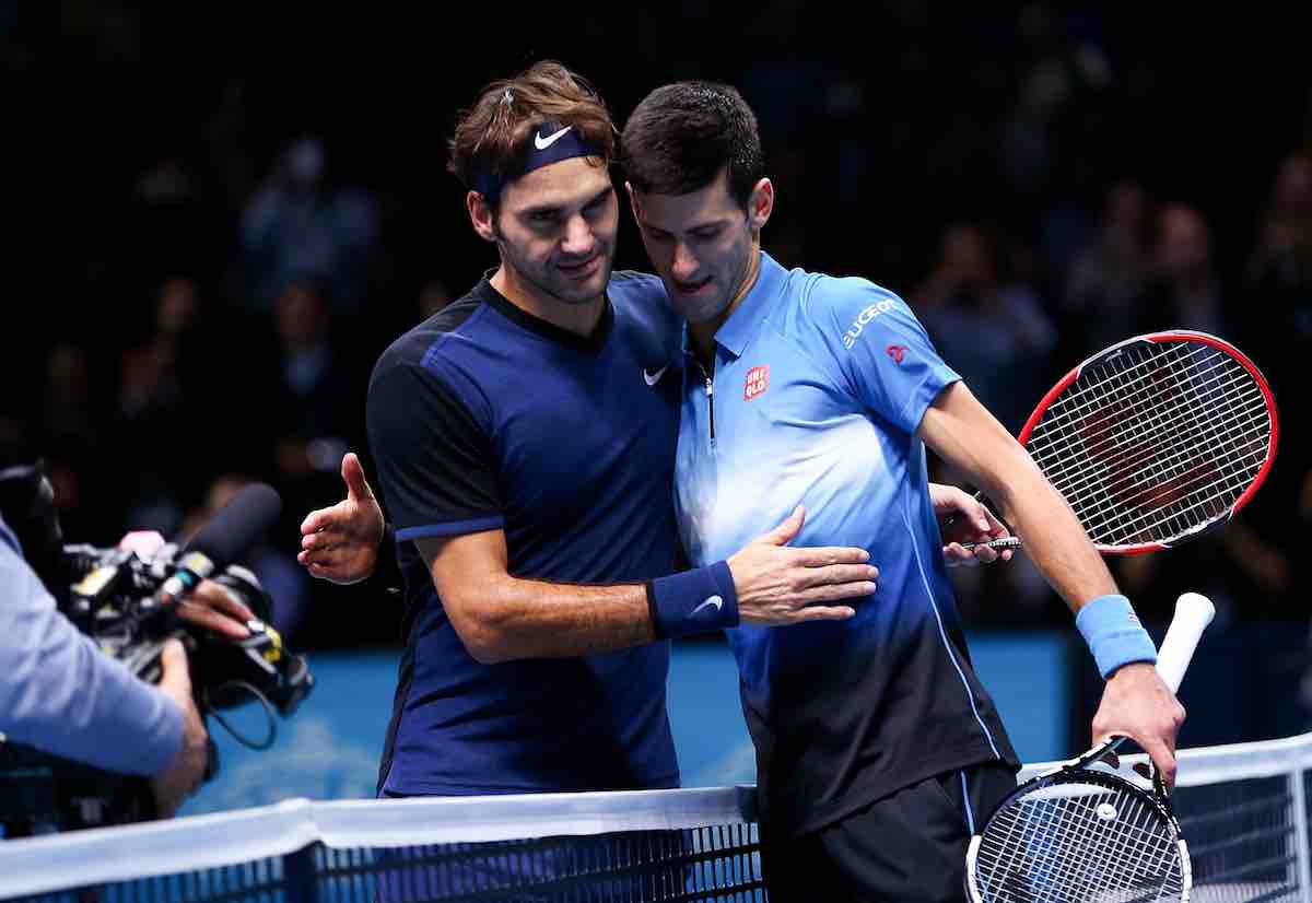 Roger Federer le pisa los talones a Novak Djokovic