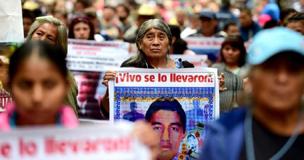 Gobierno bloquea caso Ayotzinapa con Spyware
